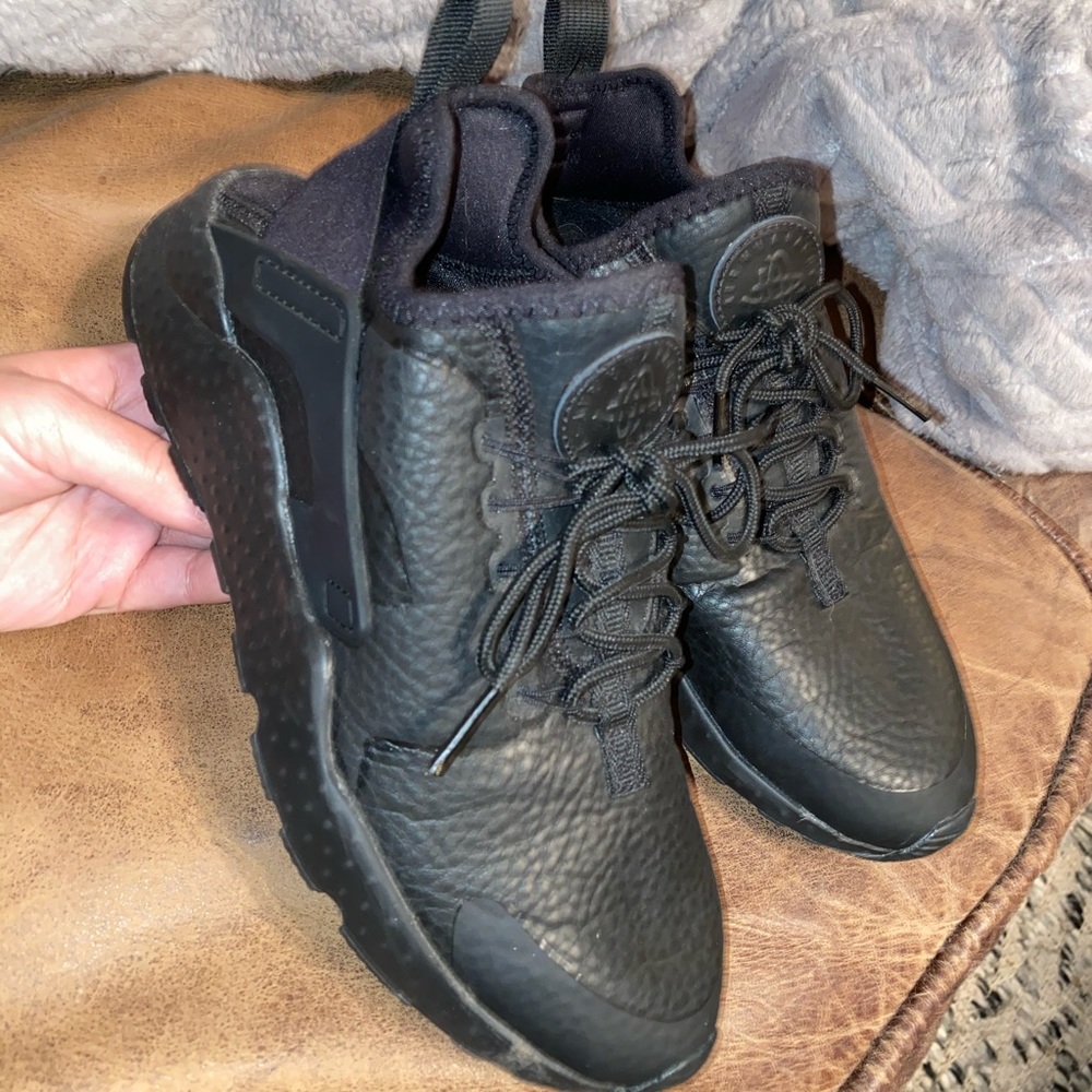 Women's Nike huarache premium leather